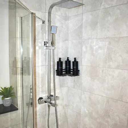 Luxury Jq 2 Bed Flat, Parking *